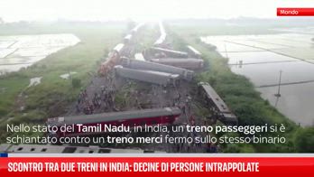 Scontro tra due treni in India: decine di persone intrappolate