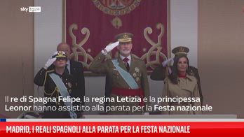 I reali spagnoli presiedono la parata militare