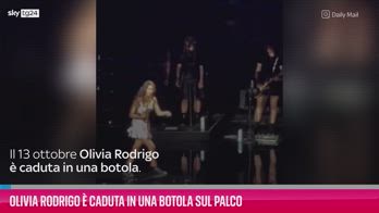 VIDEO Olivia Rodrigo è caduta in una botola sul palco