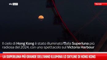 La Superluna più grande dell'anno illumina Hong Kong