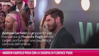 VIDEO Andrew Garfield posa con la sagoma di Florence Pugh