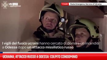 Ucraina, incendio dopo un missile russo su edifici di Odessa