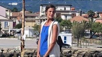 Castellabate, trovata bruciata vicino casa: caccia a killer