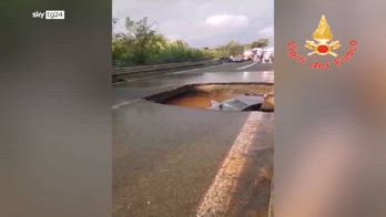 Maltempo, Calabria flagellata: auto inghiottita da voragine, salvo conducente