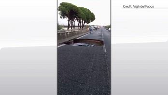 Lamezia, auto inghiottita da una voragine