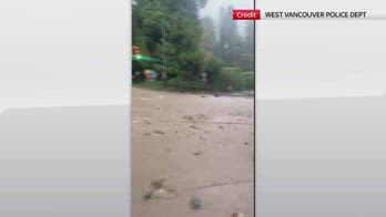 Maltempo, a Vancouver strade invase da acqua e detriti