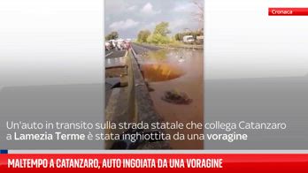 Maltempo a Catanzaro, auto ingoiata da una voragine