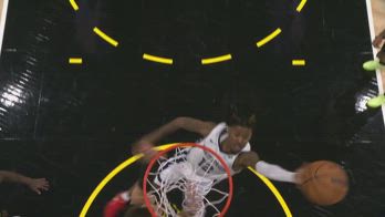 NBA, Ja Morant segna un canestro da vedere e rivedere