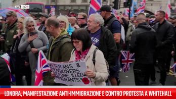 Manifestanti anti-immigrazione si preparano per marciare a Londra