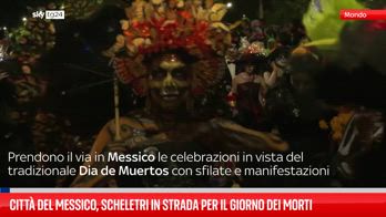 Città del Messico, scheletri in strada per il Dia de muertos