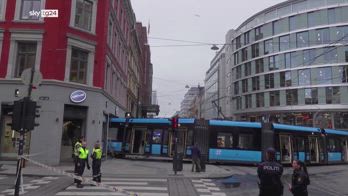 Oslo, tram deraglia e sfonda la vetrina di un negozio