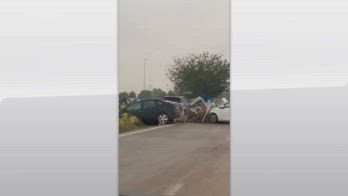 Alluvione a Valencia, macchine e strade distrutte