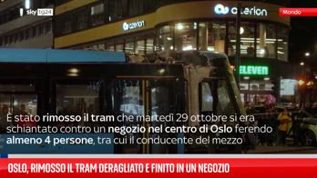 Oslo, rimosso il tram deragliato e finito in un negozio