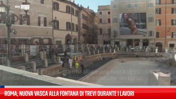 Roma, Fontana di Trevi senza acqua: i turisti lanciano monete in vasca