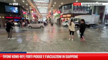 Forti piogge inondano negozi e strade nel Giappone sud-occidentale