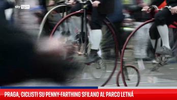 Praga, ciclisti su penny-farthing sfilano al parco Letná