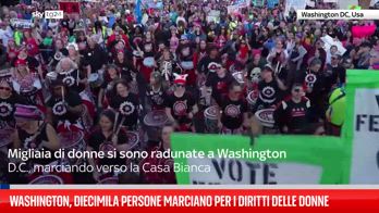 Migliaia di persone manifestano per i diritti delle donne a Washington