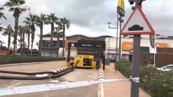 Alluvione Valencia, le immagini del parcheggio del centro commerciale