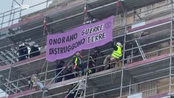 Torino, blitz di Extinction Rebellion contro spese militari