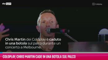 VIDEO Coldplay, Chris Martin cade in una botola sul palco