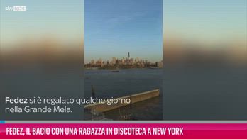 VIDEO Fedez bacia una ragazza in discoteca a New York