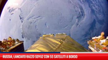 Russia, lanciato razzo Soyuz con 55 satelliti a bordo