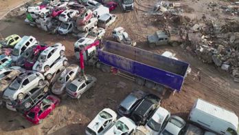 Alluvione Spagna, a Paiporta migliaia di auto impilate