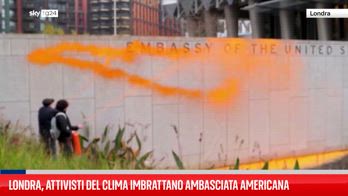 Londra, attivisti del clima imbrattano ambasciata americana