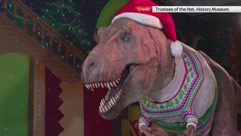 Londra, anche il T-Rex del museo si prepara al Natale