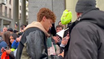 Atp Finals, Sinner esce dall'albergo e firma gli autografi