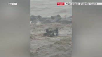 Maltempo a Catania, alluvione trascina auto in mare