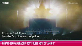 VIDEO Renato Zero abbraccia Totti sulle note di “Amico”