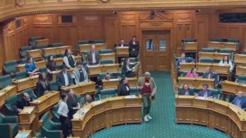 Nuova Zelanda: deputati Maori inscenano haka di protesta