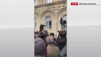 Georgia, manifestanti irrompono nel Parlamento regionale