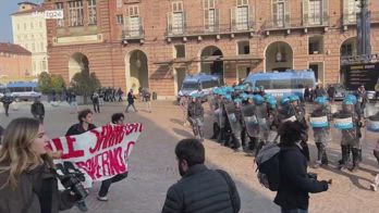 Sciopero scuola, scontri tra polizia e studenti a Torino