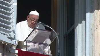 Angelus, Papa Francesco: i poveri non possono aspettare