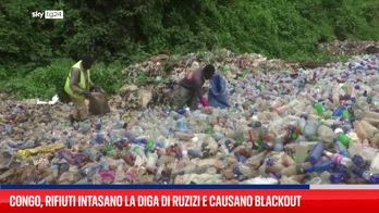 ERROR! I rifiuti di plastica intasano una diga in Congo