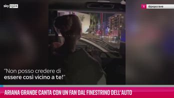 VIDEO Ariana Grande canta con fan dal finestrino dell’auto