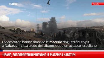 Libano, soccorritori rimuovono le macerie a Nabatieh