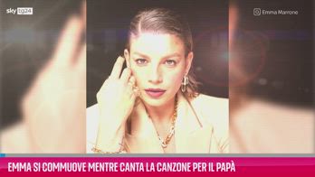 VIDEO Emma si commuove mentre canta la canzone per il papÃ 