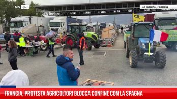 Francia, protesta agricoltori blocca confine con la Spagna