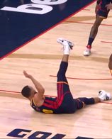 NBA: circus shot di Curry, poi batte il cinque a un bambino