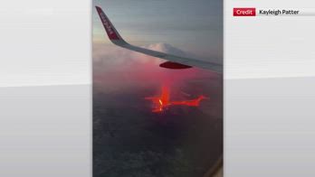 Islanda, l'eruzione del vulcano vista da un aereo