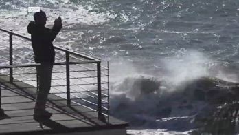 Maltempo in Liguria, forte mareggiata sulla costa genovese