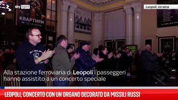 Leopoli, concerto con un organo decorato da missili russi