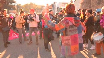 Femminicidi, decine di migliaia di persone al corteo contro il patriarcato a Roma