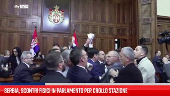 Scoppia una rissa nel parlamento serbo