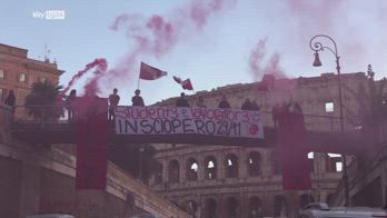 Protesta studenti al Colosseo con striscione "Block Friday"