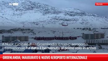 Aereo atterra nel nuovissimo aeroporto internazionale della Groenlandia