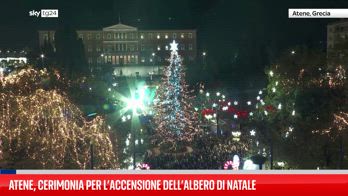 L'accensione dell'albero di Natale dà il via alla stagione delle feste ad Atene